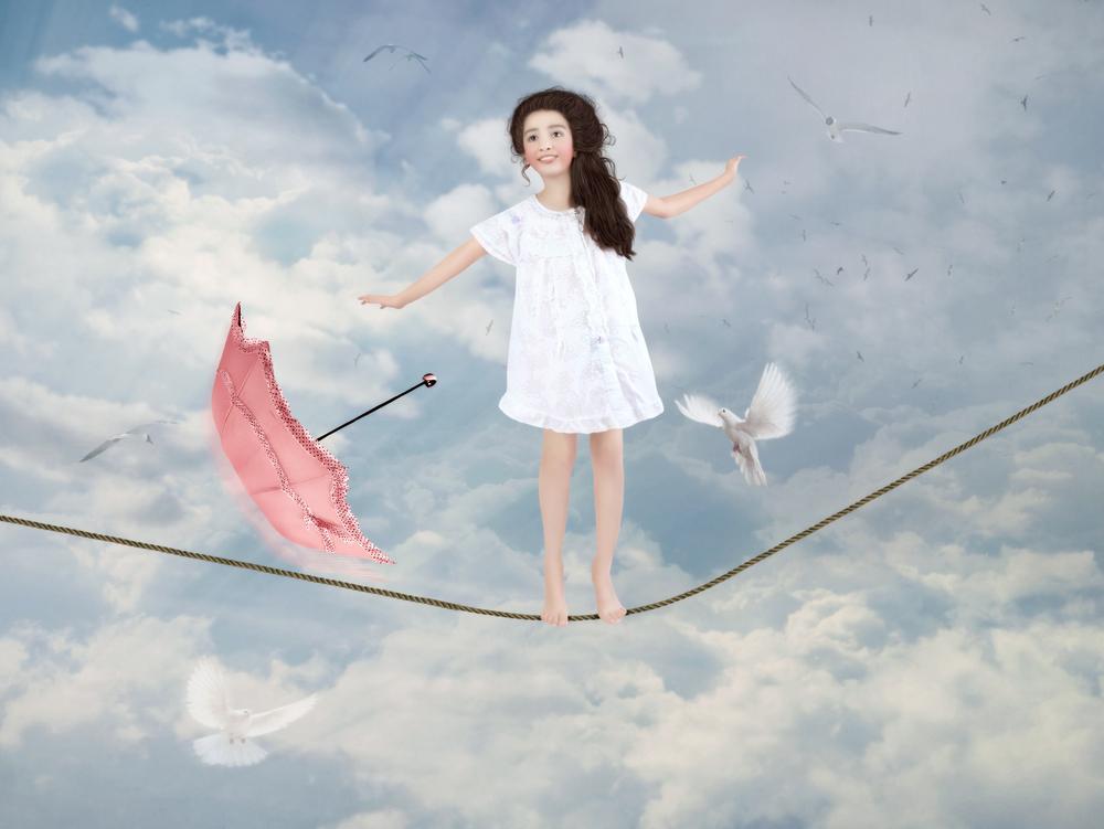 Зачем люди летают. Маленькие девочки которые летают. Девушка балансирует. Люди не летают как птицы. Почему люди не летают картинки.