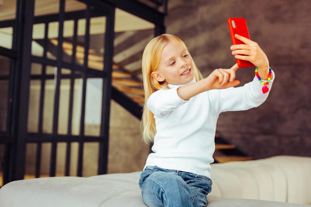 Стоит ли публиковать в соцсетях снимки ребенка: отвечают эксперт компании Avast и психолог