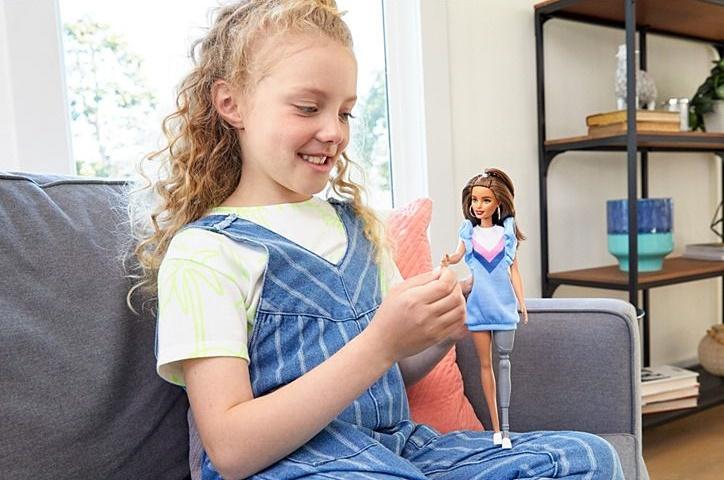 кукла Barbie с протезом