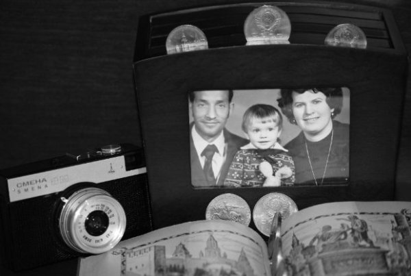 Семейная фотография в рамке сделана во времена СССР, олимпийские и юбилейные рубли, которые мы собирали всей семьёй, книга и фотоаппарат "Смена" остались у меня как воспоминания из моего детства.  Шатик