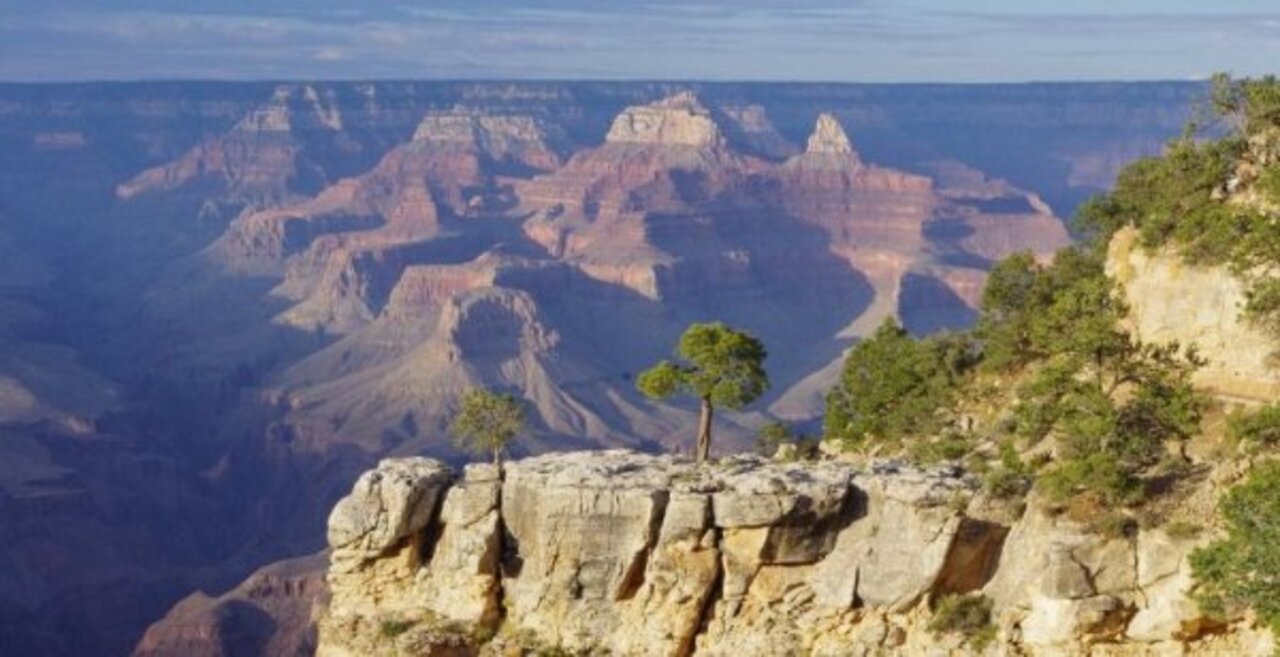 Гранд-Каньон, штат Аризона, США. Один из глубочайших каньонов в мире. Нходиться на территории национального парка Гранд-Каньон. Прорезан рекой Колорадо в толще известняков, сланцев и песчаников. Длина каньона — 446 км. Ширина (на уровне плато) колеблется от 6 до 29 км, на уровне дна — менее километра. Глубина — до 1800 м. С 1979 года Гранд-Каньон входит в список Всемирного наследия ЮНЕСКО.
http://ru.wikipedia.org/wiki/%D0%93%D1%80%D0%B0%D0%BD%D0%B4-%D0%9A%D0%B0%D0%BD%D1%8C%D0%BE%D0%BD Neula~