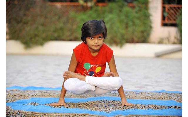 Восьмилетняя девочка преподает йогу для взрослых 