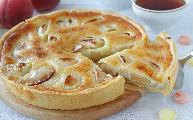 Пирог с яблоками со сметанной заливкой