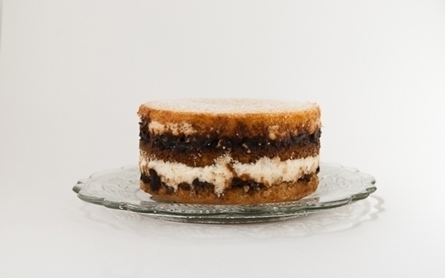 Слоеный торт с черносливом и взбитыми сливками