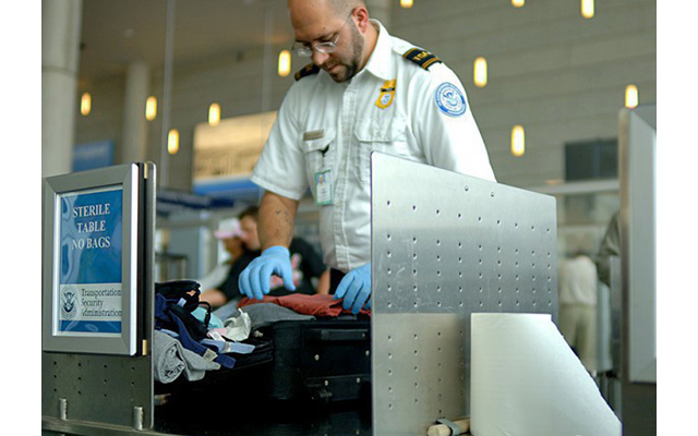 Рентгеновский досмотр. Сканер багажа в аэропорту. Рентген сканер багажа в аэропорту. Рентген на таможне. Деньги на сканере в аэропорту.