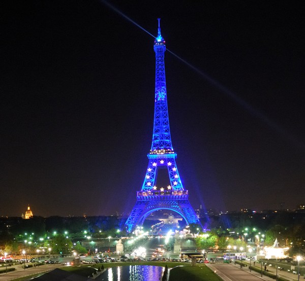 Э́йфелева ба́шня самая узнаваемая архитектурная достопримечательность Парижа, всемирно известная как символ Франции, названная в честь своего конструктора Гюстава Эйфеля. Сам Эйфель называл её просто — 300-метровой башней. http://ru.wikipedia.org/wiki/%DD%E9%F4%E5%EB%E5%E2%E0_%E1%E0%F8%ED%FF dandrey