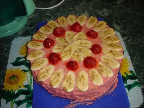 Украшение торта малиной и бананом