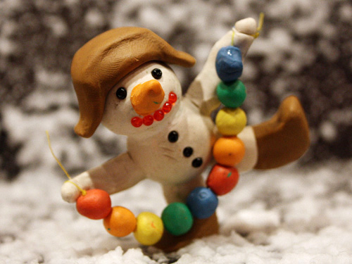 снеговичок с гирляндой :)) MamaAny
