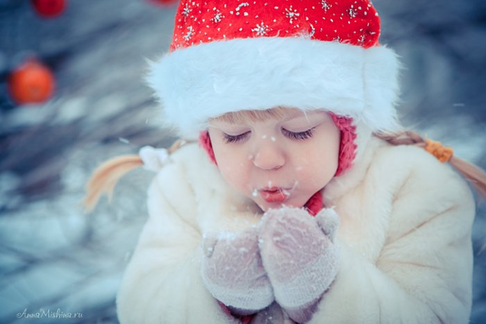 Первый снег детям. Зима для детей. Дети зимой. Счастливые дети зимой. Дети улыбаются зимой.