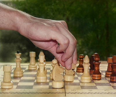 Многие проводят свой досуг за игрой в шахматы Яшмолочка