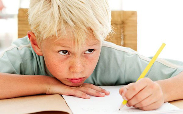 Мальчик который написал помогите. Ребенок пишет. Писающий мальчик. Мальчик сочиняет. Заторможенность у детей.