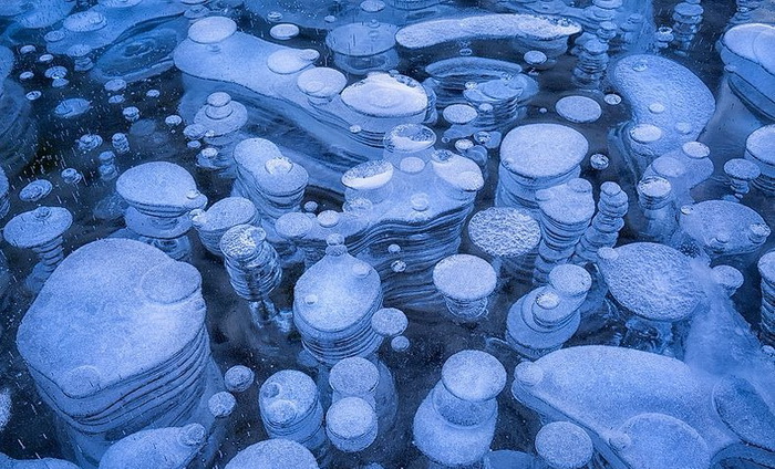 Озеро Авраама, "украшенное" пузырьками воздуха