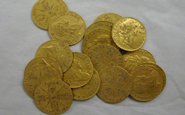Низкопробный. Клад золотых монет Николая 2. Цыганские золотые монеты. Золотые монеты 17 века. Клады арабских монет.