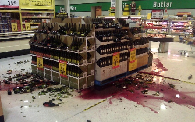 Кто заплатит за разбитую бутылку в магазине?