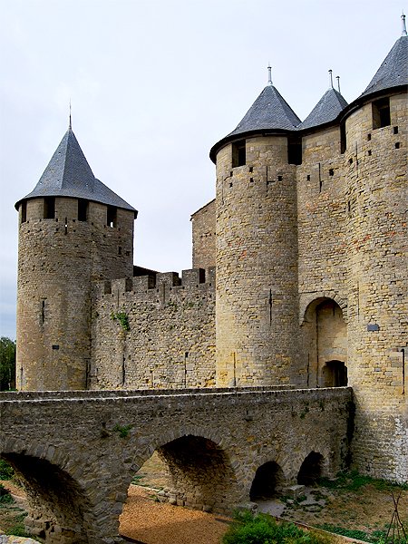 Каркассон - это величайшее достижение военной архитектуры начала Средних веков, крупнейшая в Европе крепость.
http://www.auto-neva.ru/karkasson Akela