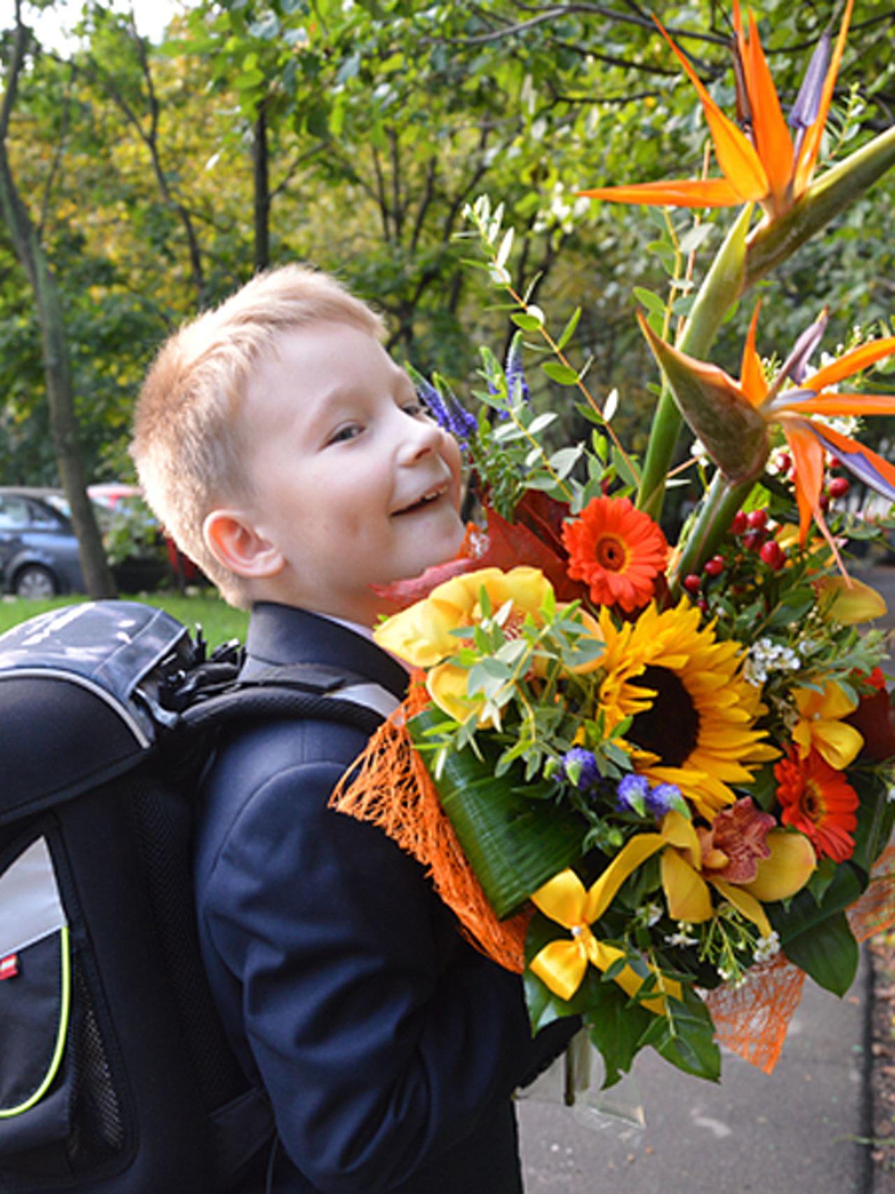 Ребенок с букетом цветов Akela