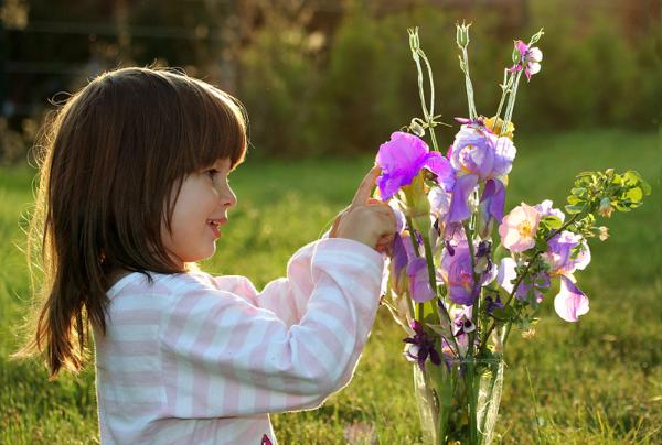 Ребенок с сиреневым цветком/цветами Мам Фень