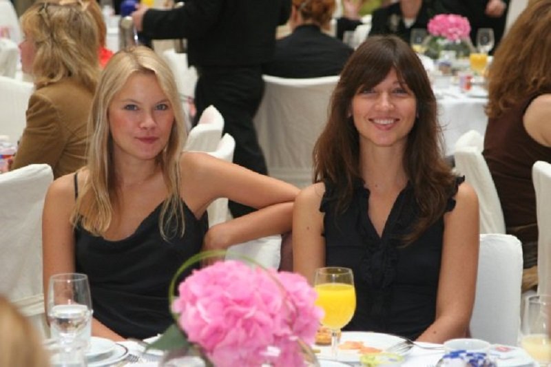 Марина (на фото слева) во время работы в модном журнале, Москва