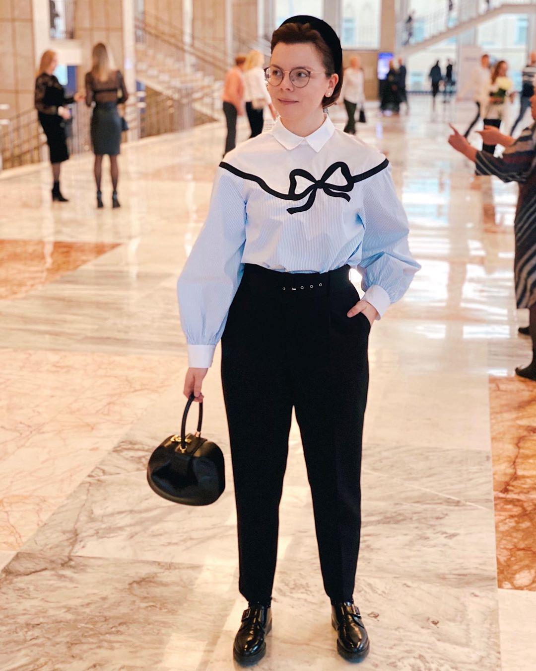 Фея в туфельках с помпонами: учимся у Татьяны Брухуновой носить кокетливый наряд дома