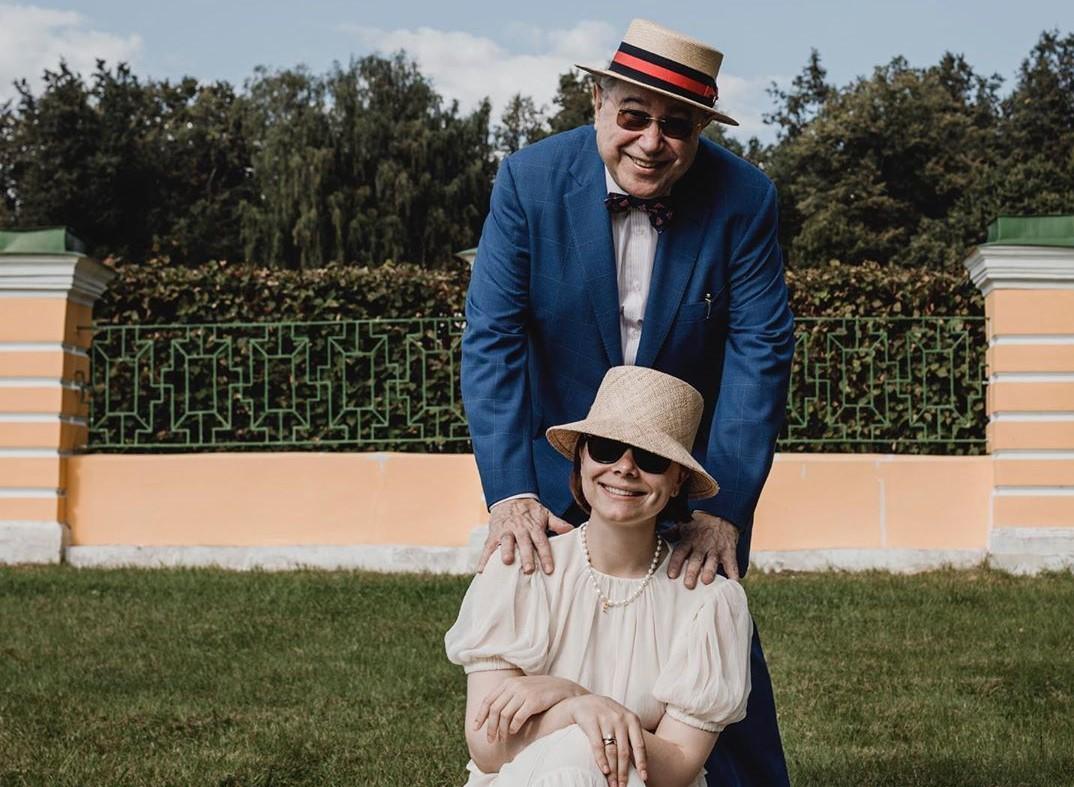 Счастливые родители рядом с именинником: Татьяна Брухунова поделилась трогательным семейным фото