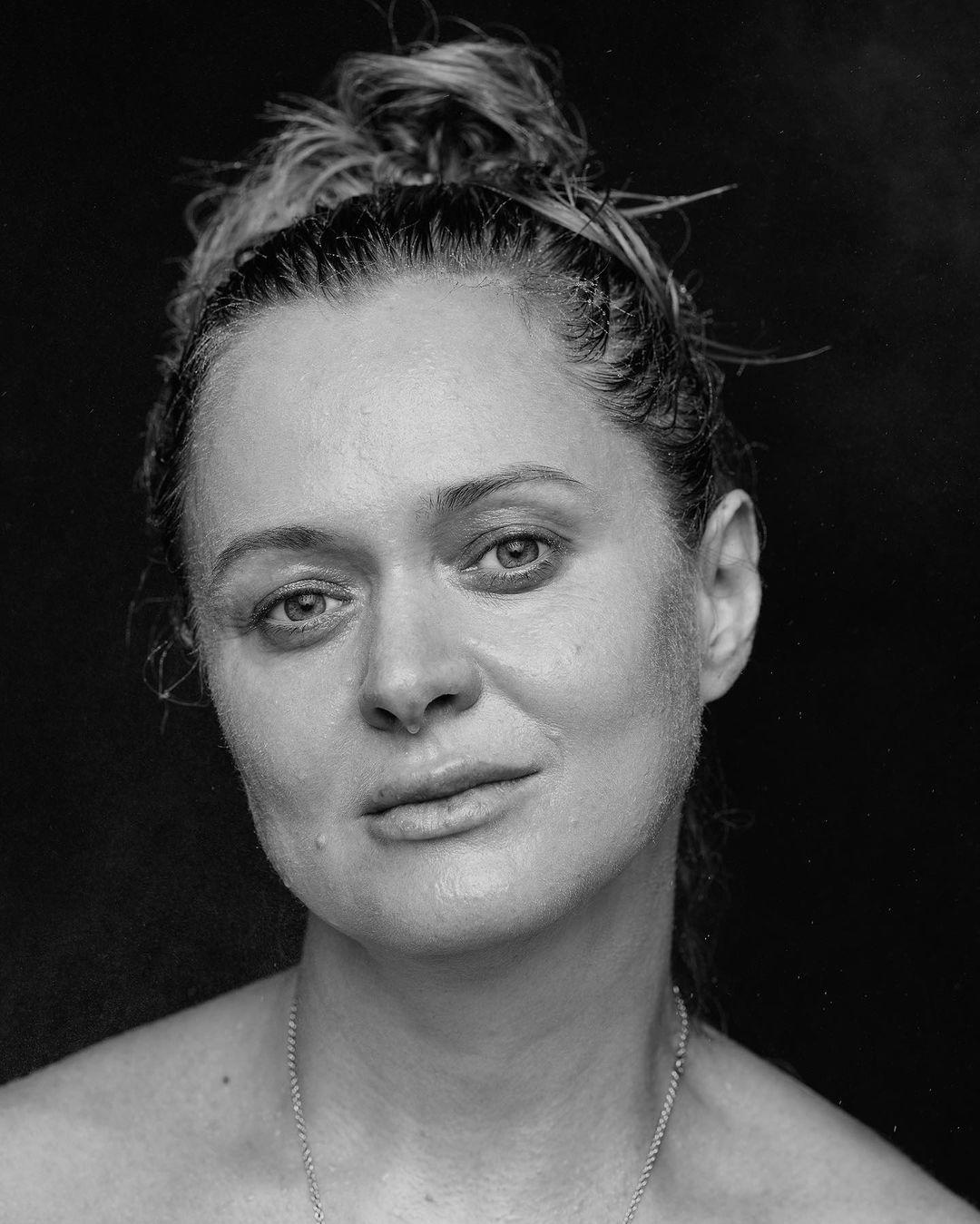 Женщина-рысь! Анна Михалкова продемонстрировала естественную красоту на фото без макияжа