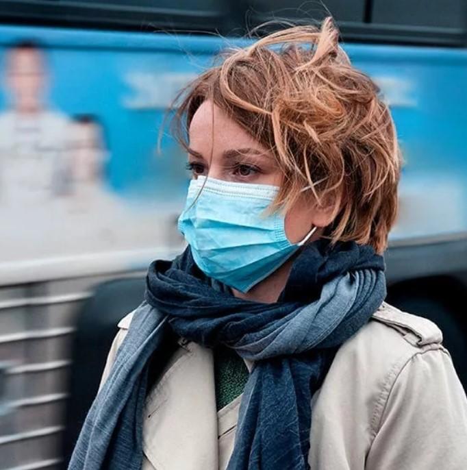 Вирусологи предостерегли от ношения масок на улице в зимний период