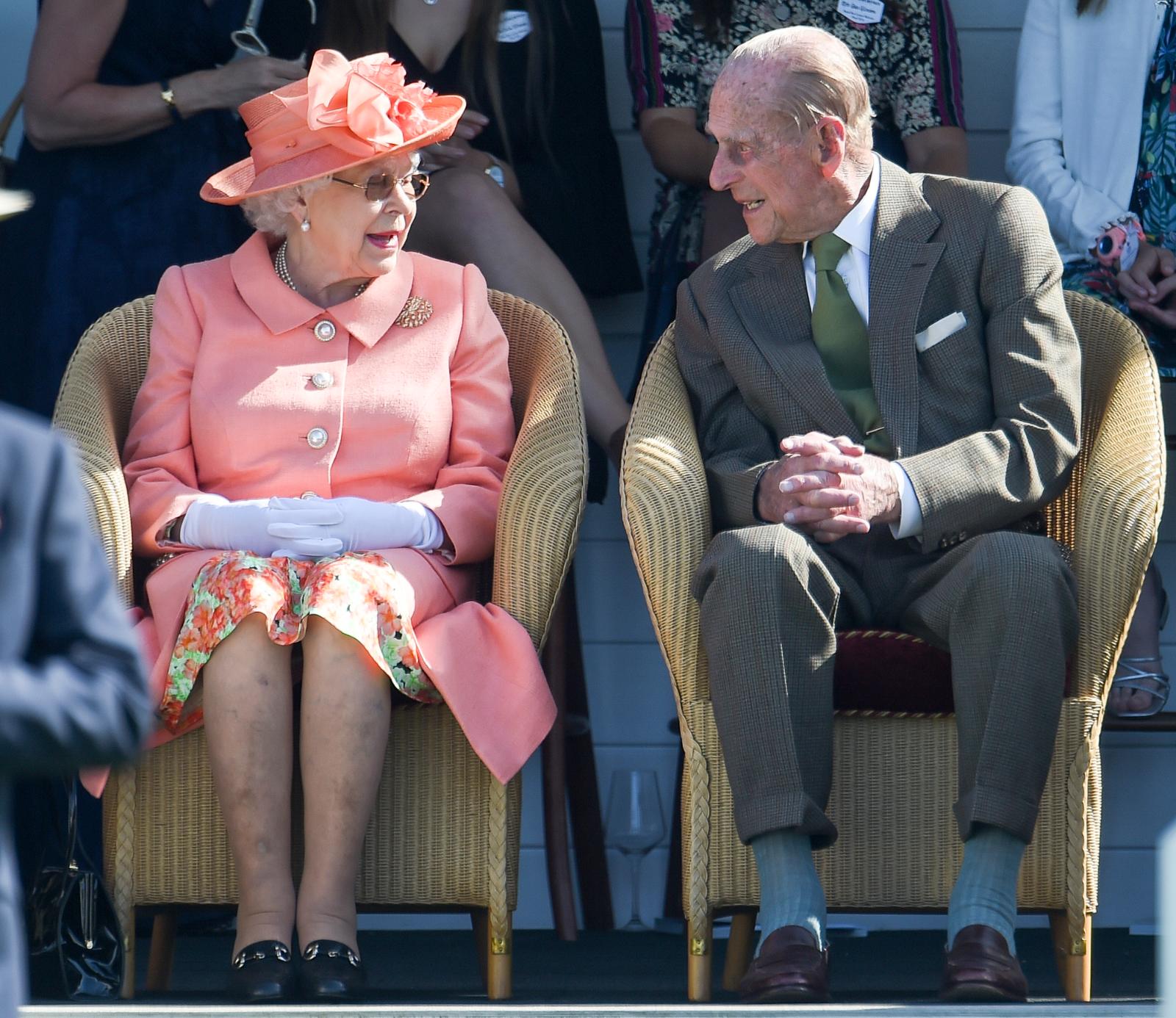 Бабушка рядышком с дедушкой! Елизавета II и принц Филипп отметили 73 годовщину свадьбы