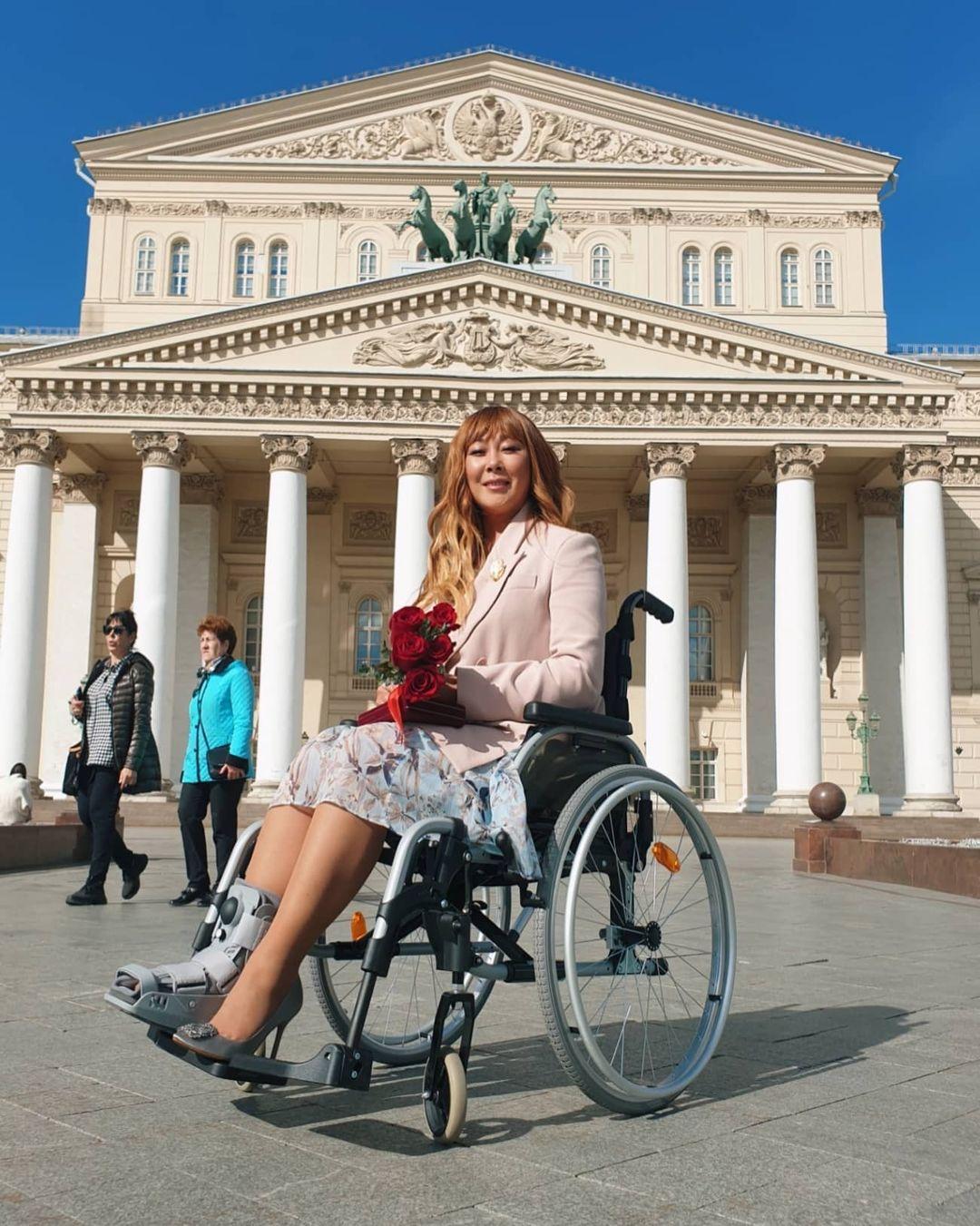 Анита Цой получила почетную награду в инвалидном кресле