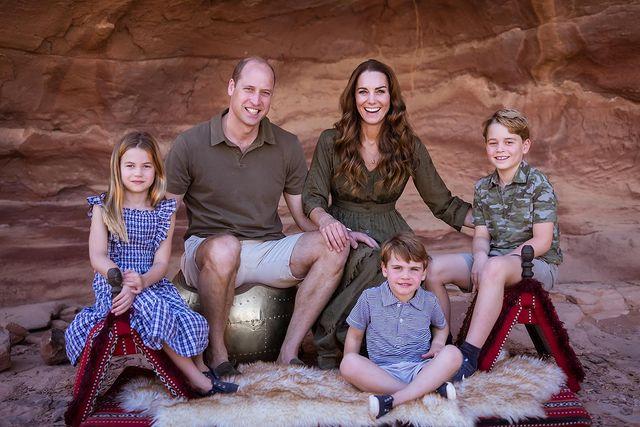 Трогательная от Кейт и Уильяма, неудачная от принца Чарльза: появились первые рождественские открытки от королевской семьи