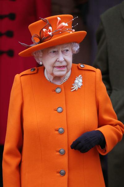 Всем знакомо: королева Елизавета II страдает от пагубной привычки