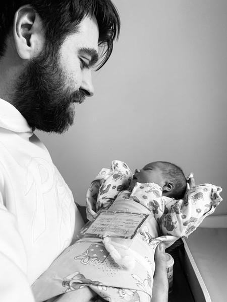 Александр Семин с новорожденной дочерью Верой