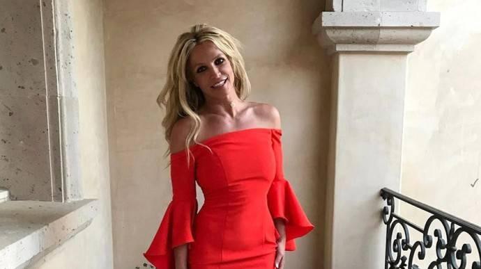 Бритни Спирс в красном платье