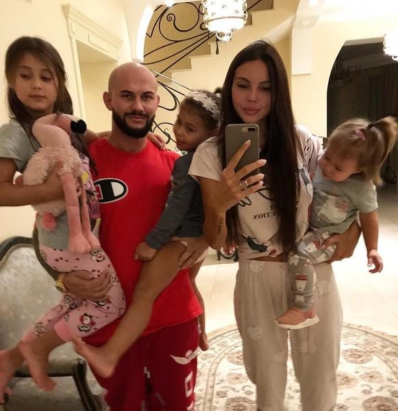 Оксана САмойлова с мужем и детьми