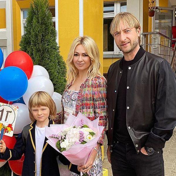 Яна Рудковская с сыном Сашей и мужем Евгением Плющенко