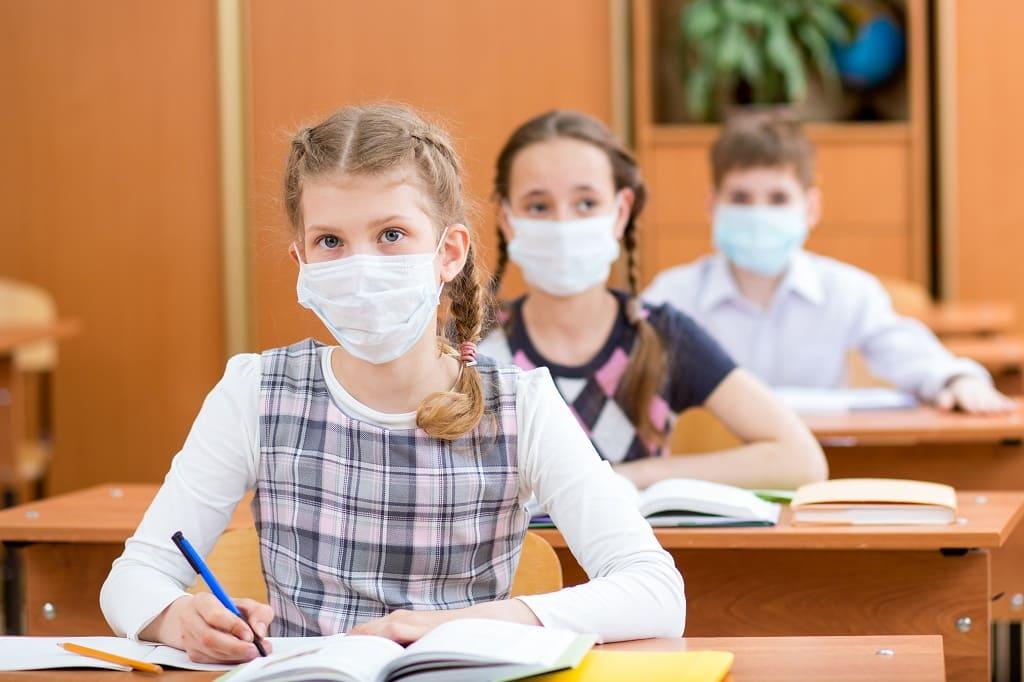 Новые меры против эпидемии: московские школы закрыты на карантин, массовые мероприятия запрещены