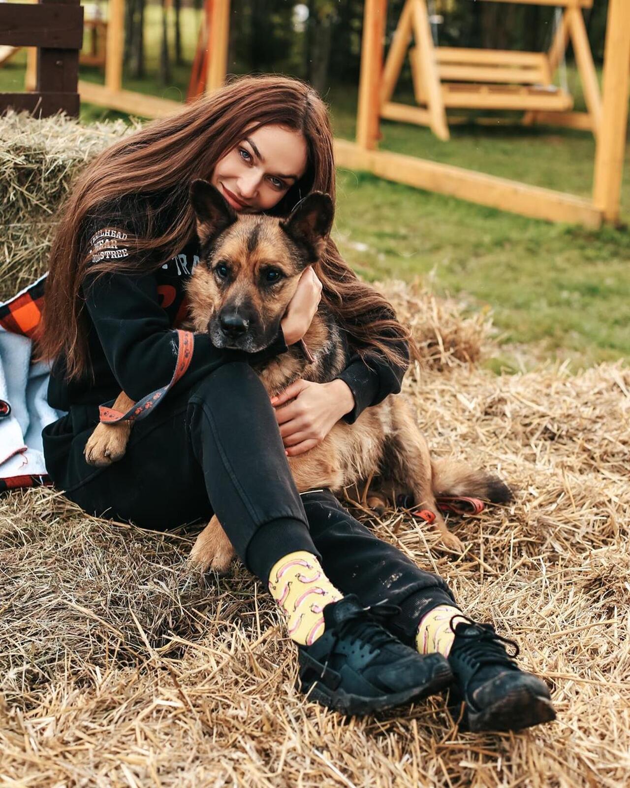 Алена Водонаева с собакой