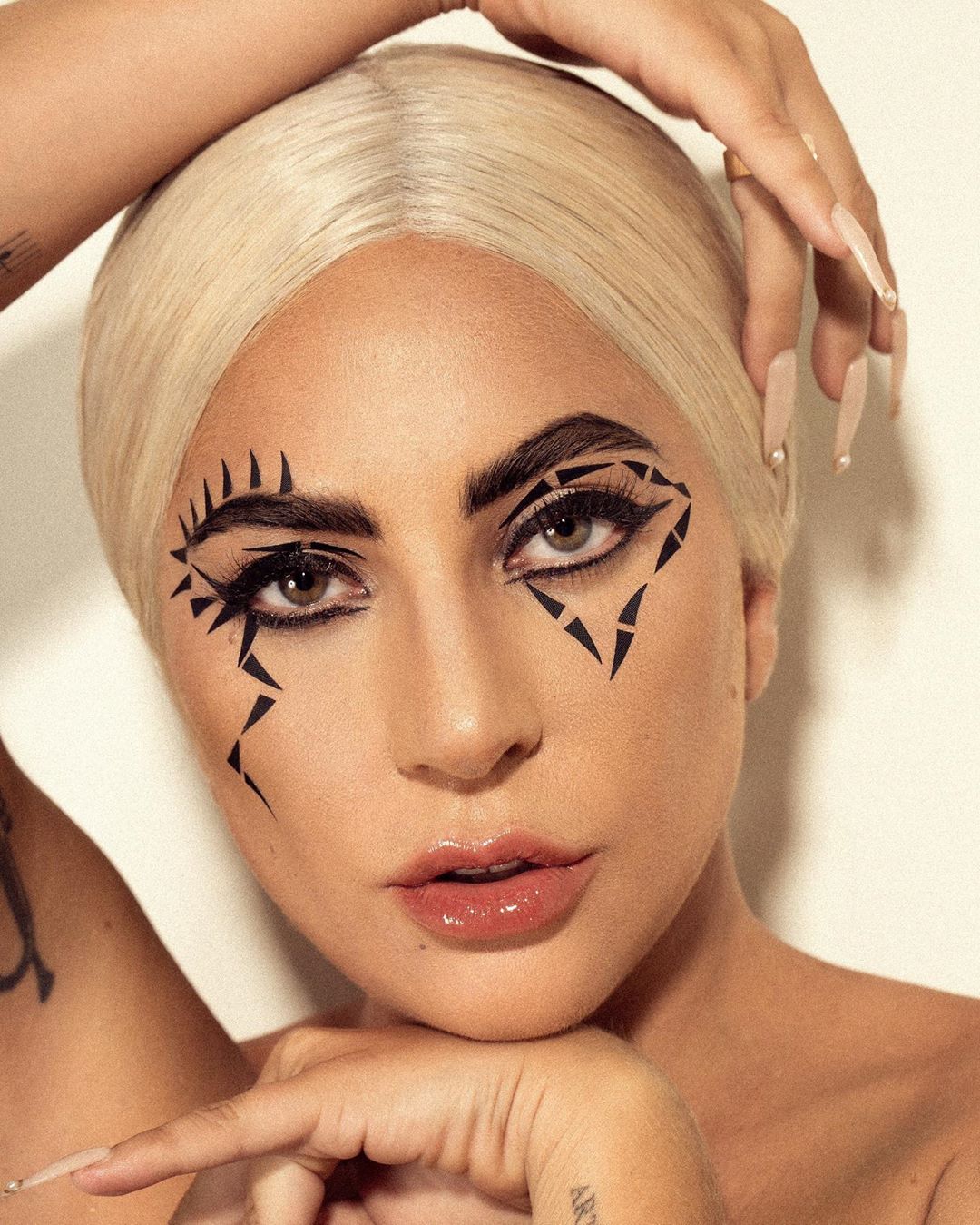 Леди Гага упала со сцены из-за неудачной шутки над поклонником