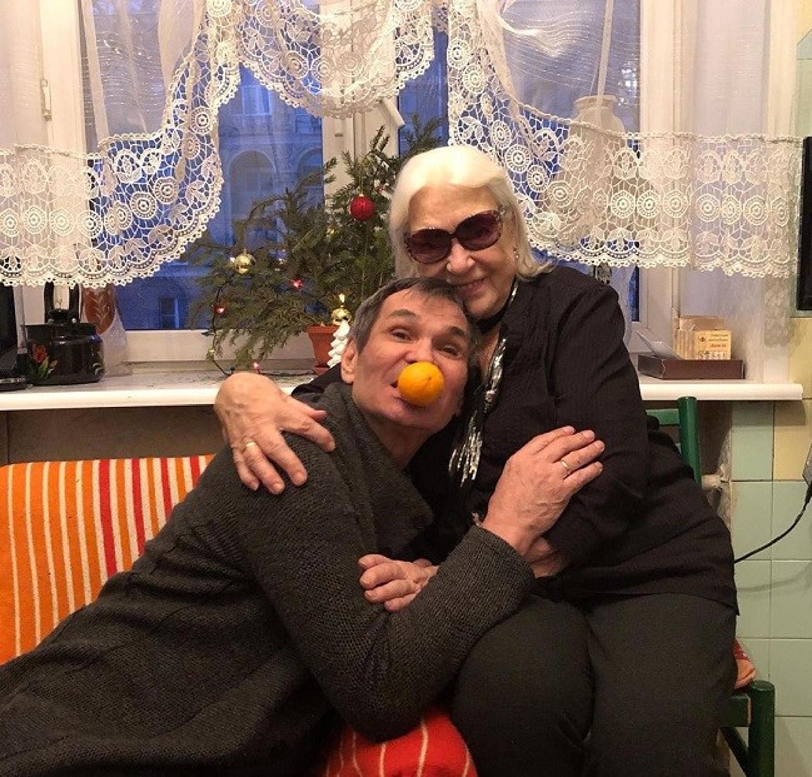 Бари Алибасов с женой дома