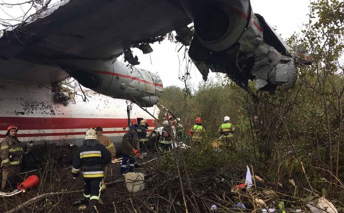 Четыре человека погибли при аварийной посадке самолета под Львовом