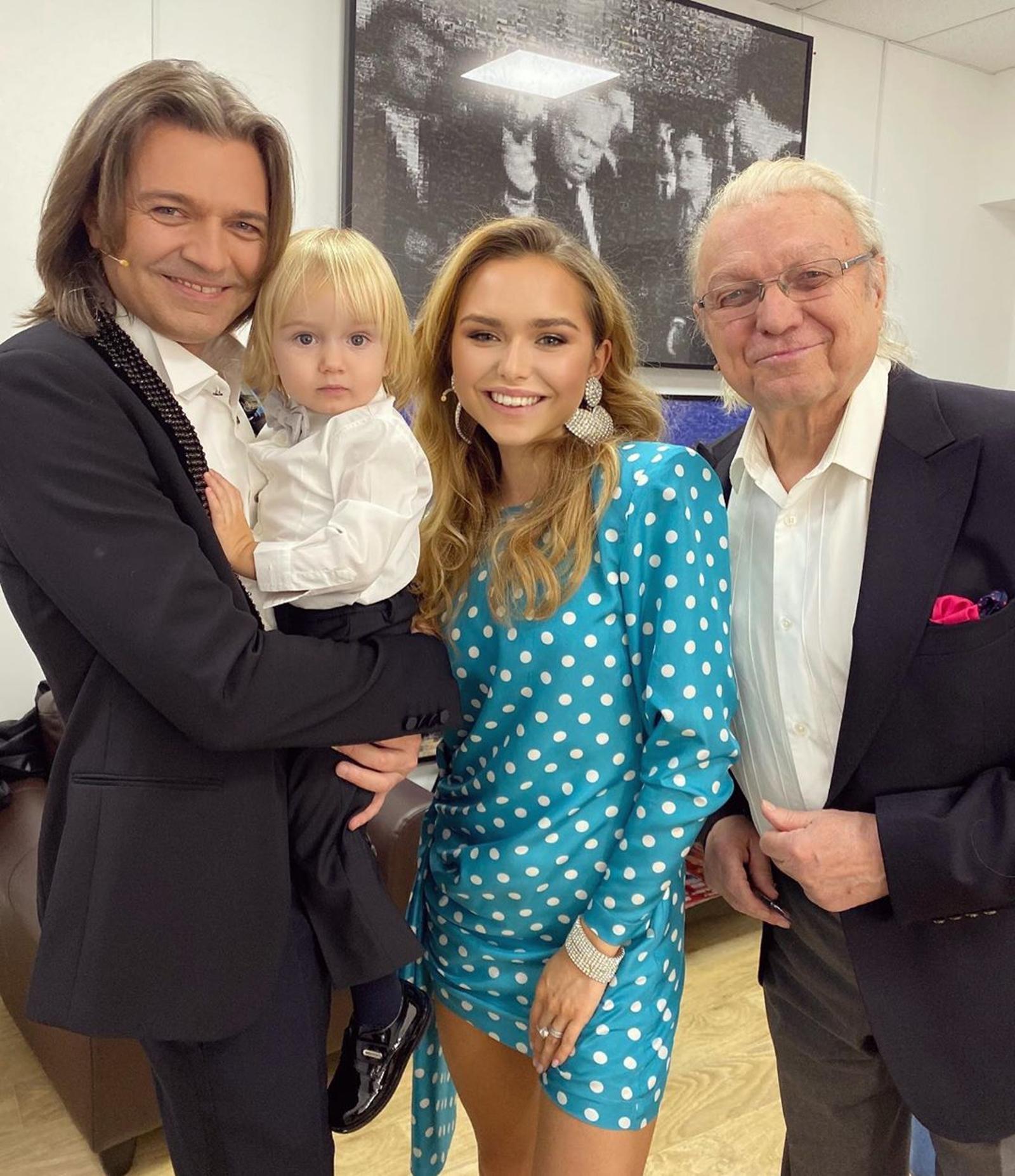 Дмитрий Маликов с отцом, дочерью и сыном