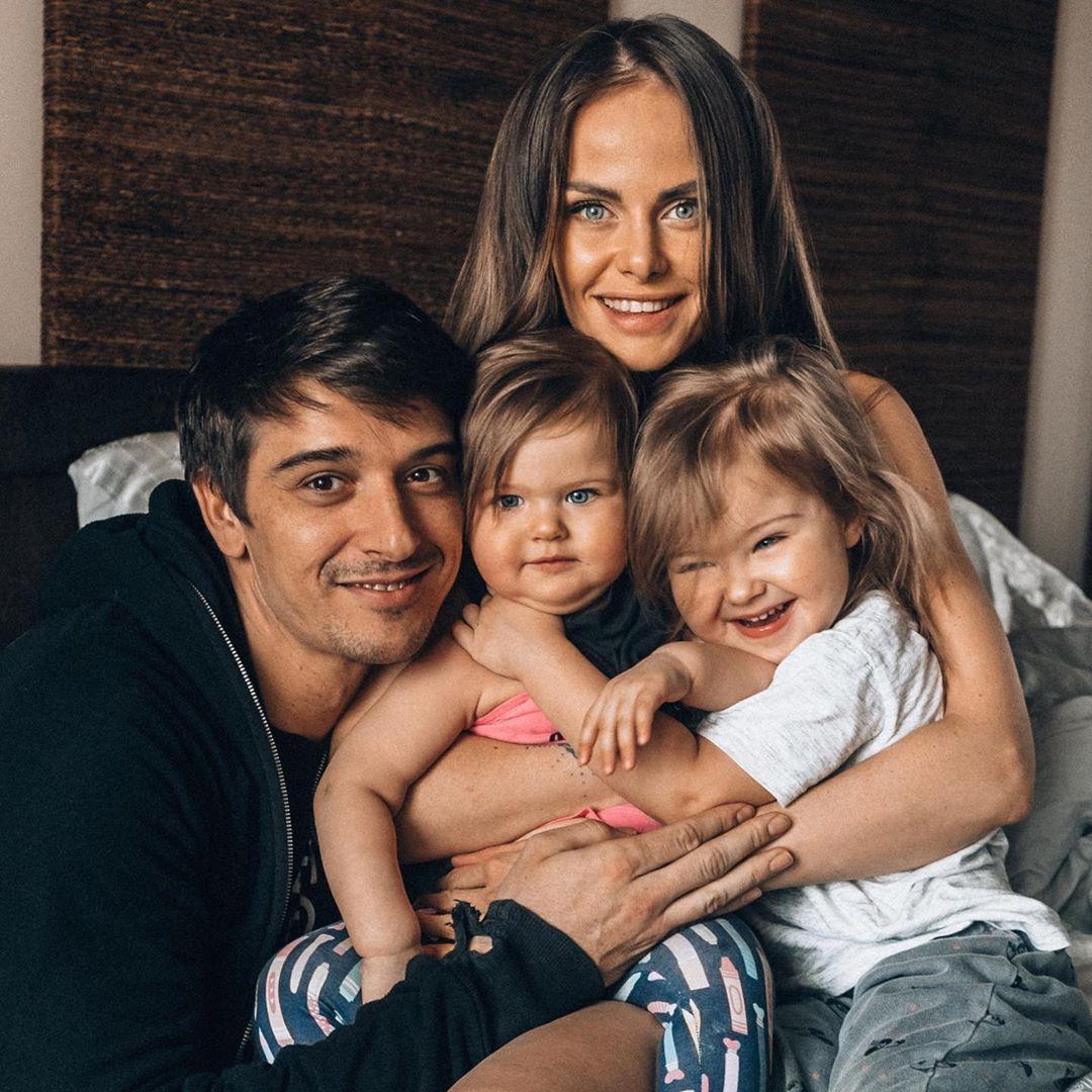 Станислав Бондаренко с дочерьми и женой