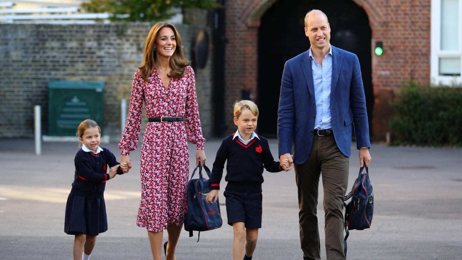 Кейт Миддлтон и принц Уильям ведут детей в школу