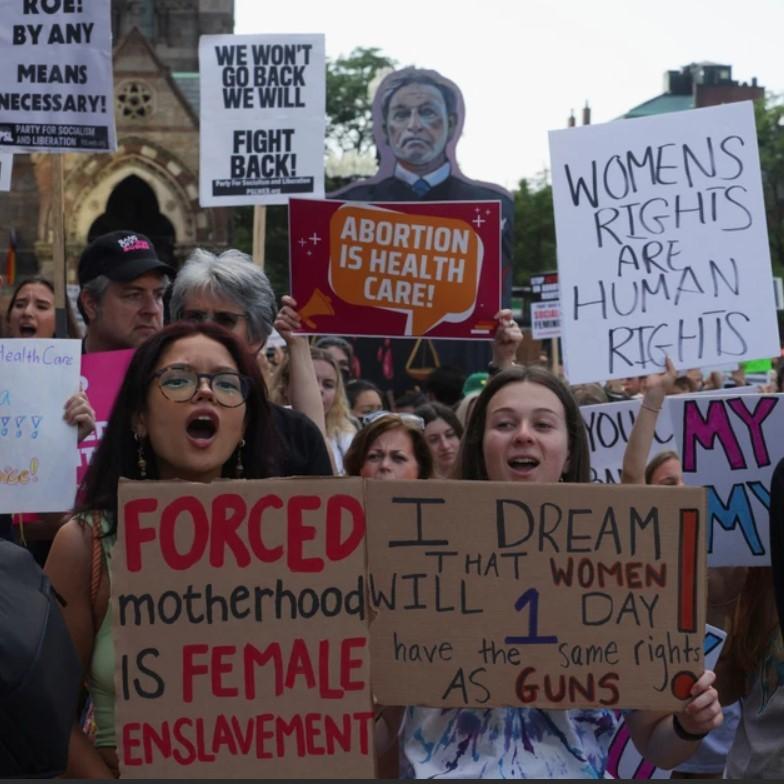 9 мужчин против миллионов женщин: почему в США запретили аборты и чем это обернется