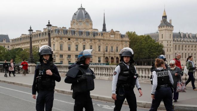 Четыре человека погибли в Париже во время нападения на полицейский участок