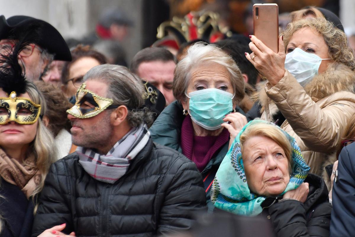 Ни продуктов, ни футбола: в Италии началась настоящая паника из-за коронавируса