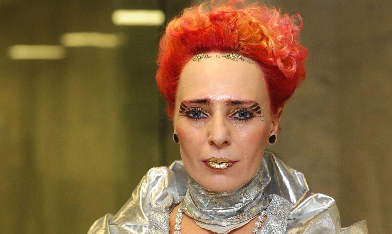 Инопланетянка в шортиках: Жанна Агузарова эпатировала нарядом на концерте