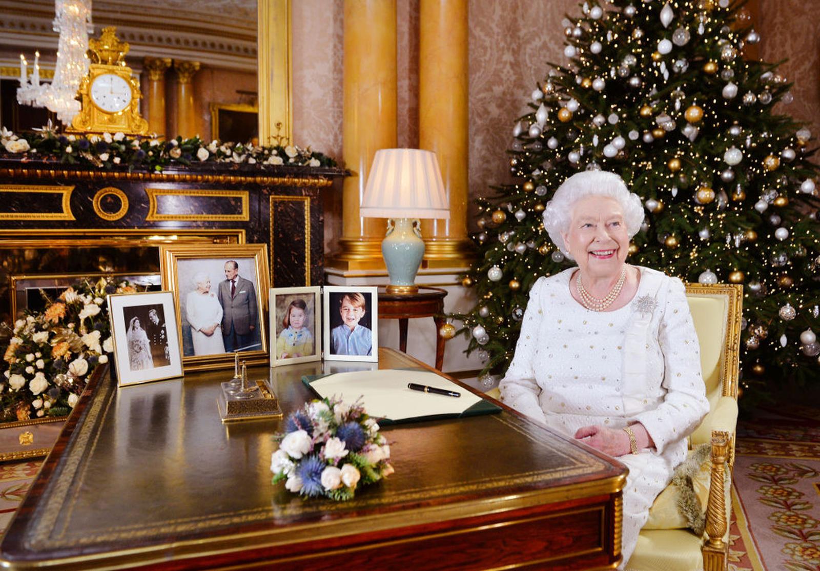 Королева Елизавета II в своем кабинете