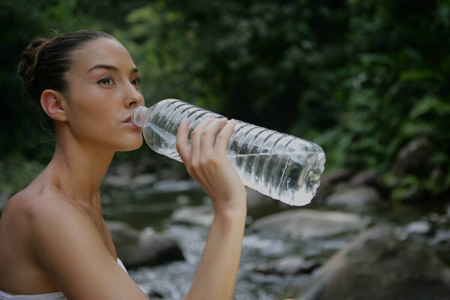 Питье воды отзывы. Девушка с бутылкой воды. Девушка пьет воду. Девушка пьющая воду. Бутылочка для воды для девушек.