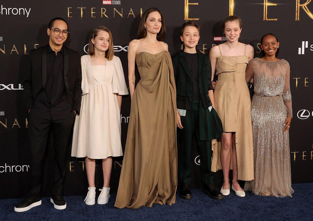 Дочь Анджелины Джоли решила не менять пол и примерила платье