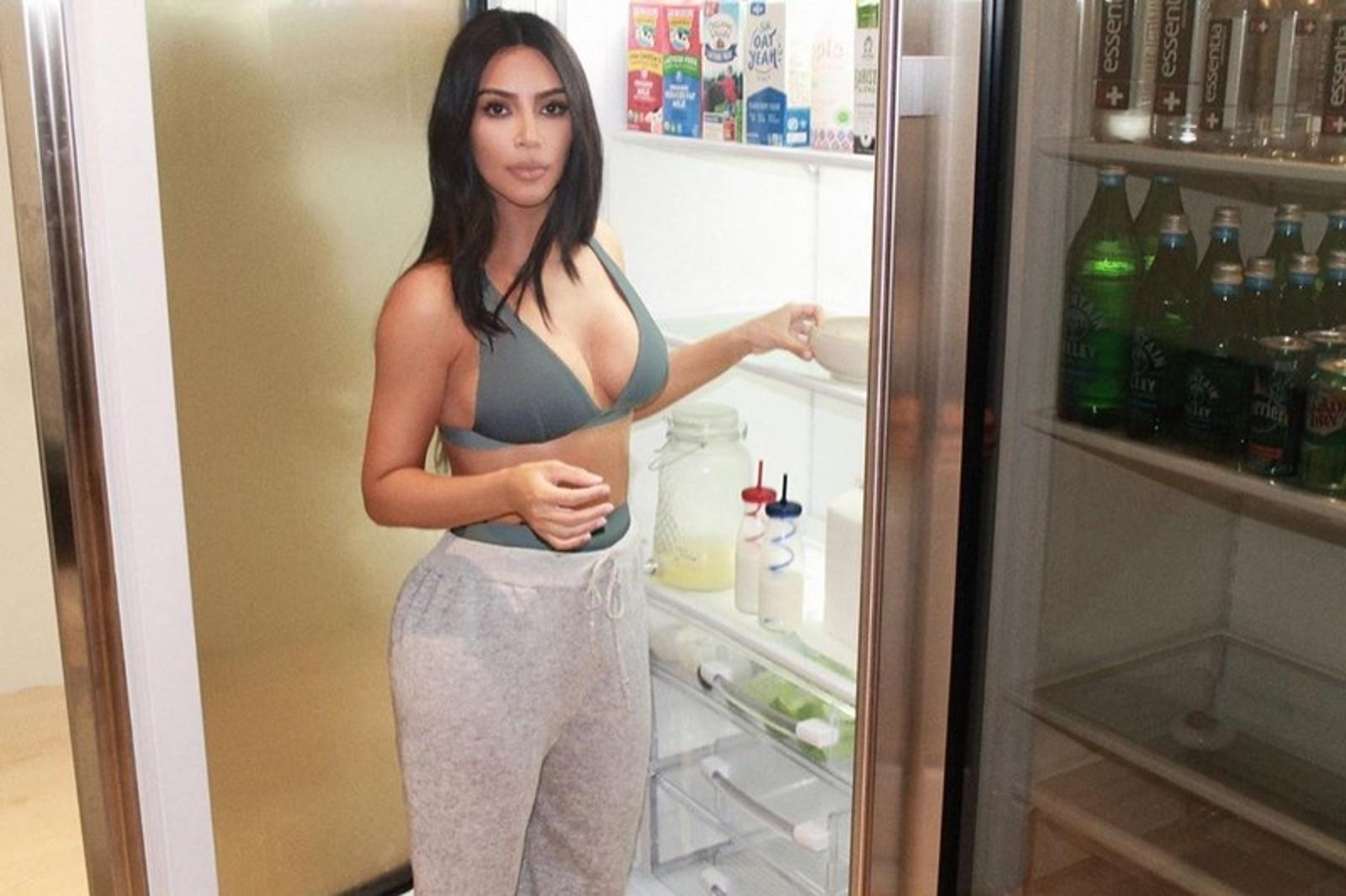 Ким Кардашьян на фоне холодильника